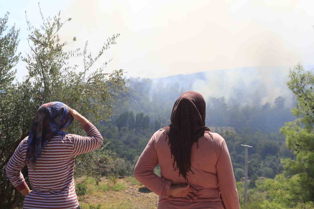 ANTALYA’NIN AKSU İLÇESİNDE BAŞLAYAN YANGINDA 21 SAAT GERİDE KALIRKEN VATANDAŞLARIN TEDİRGİN...
