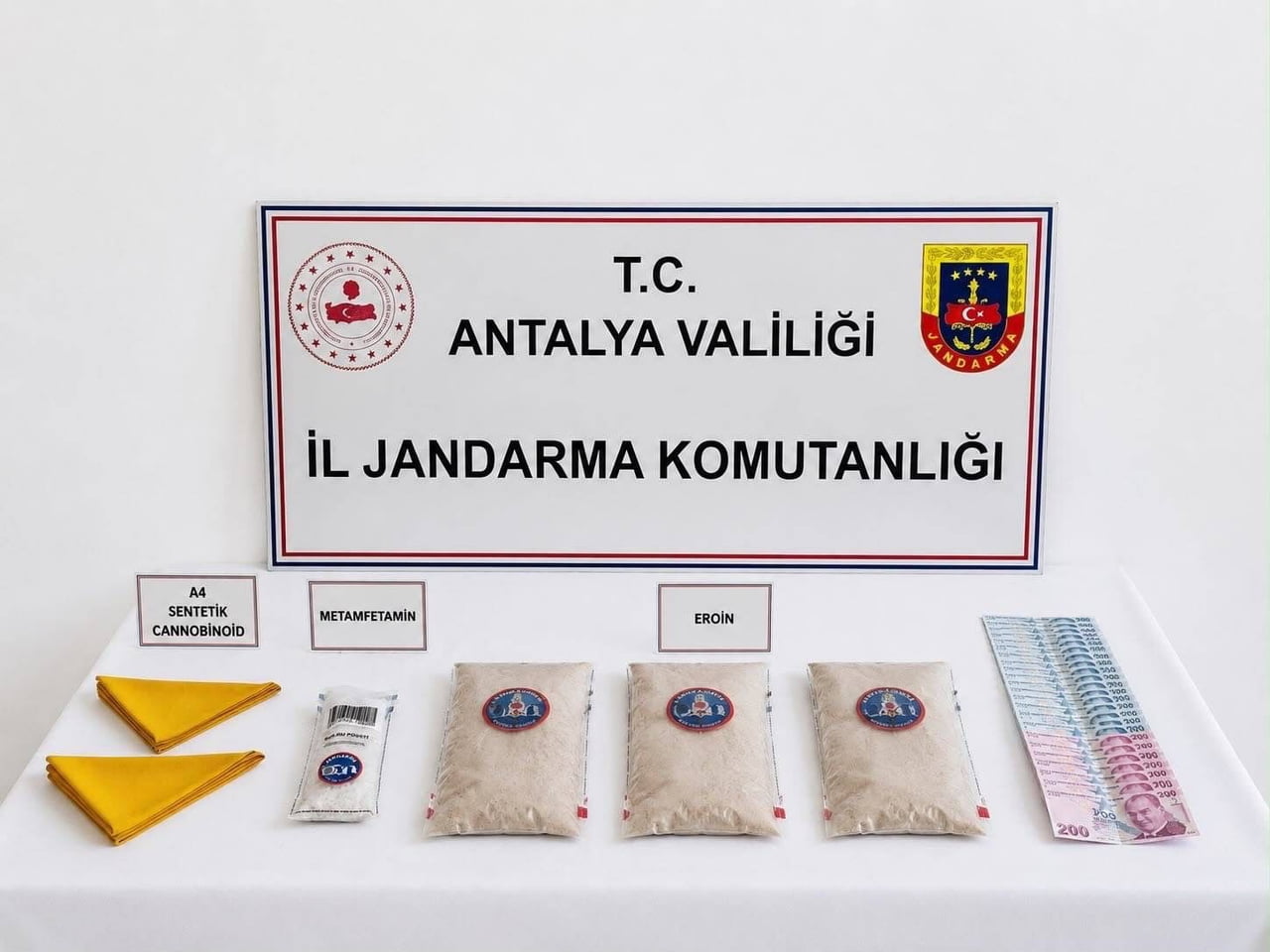ANTALYA’NIN AKSU İLÇESİNDE JANDARMA EKİPLERİNİN DÜZENLEDİĞİ UYUŞTURUCU OPERASYONUNDA, 1 KİLO 50...