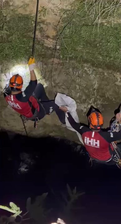 ANTALYA’NIN ALANYA İLÇESİNDE 10 METRE DERİNLİĞİNDEKİ SU KUYUSUNDA MAHSUR KALAN KEDİ, ARAMA...