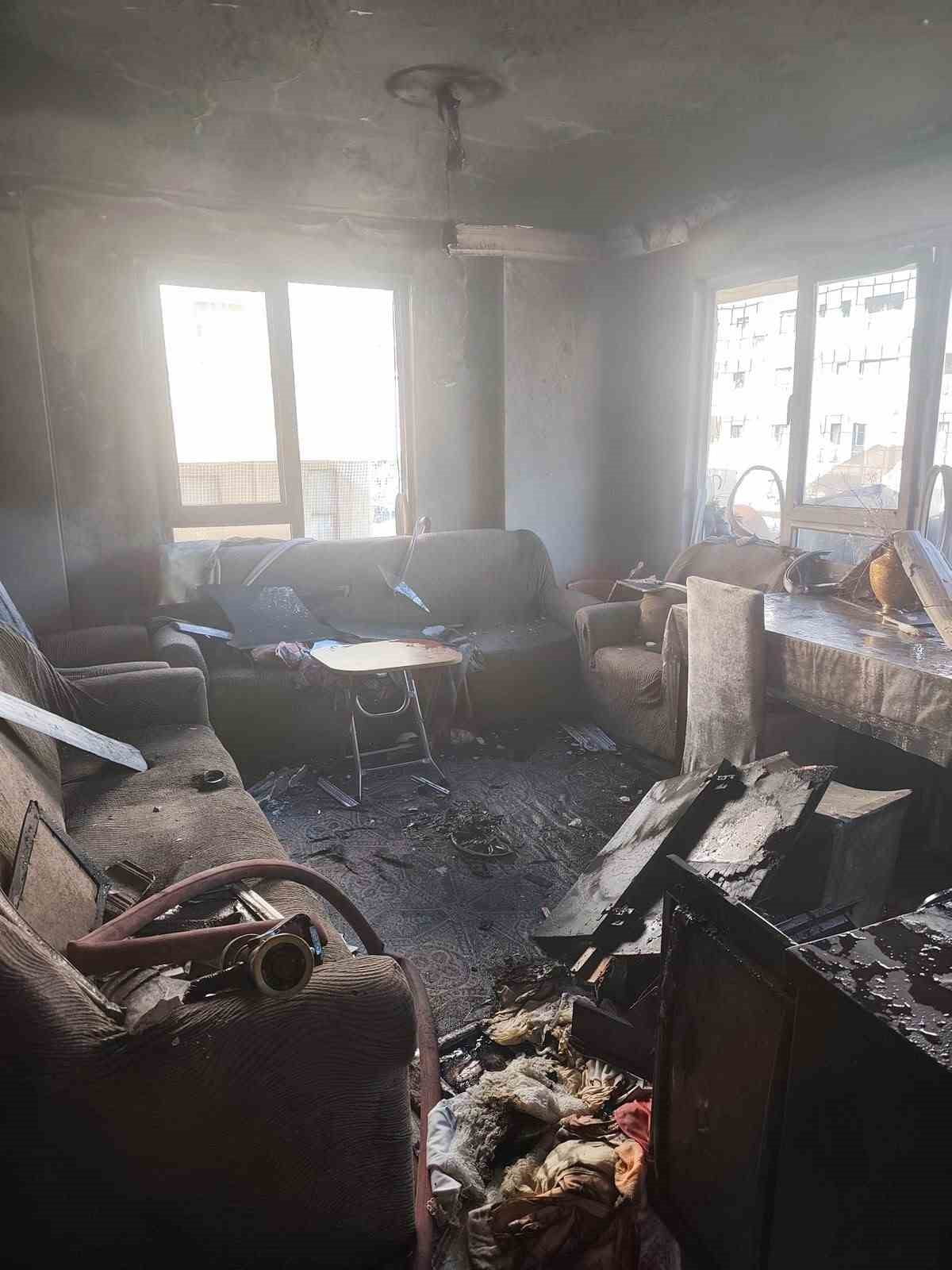 ANTALYA’NIN ALANYA İLÇESİNDE 5 KATLI APARTMANIN EN ÜST KATINDAKİ DAİREDE ÇIKAN YANGIN, İTFAİYE...