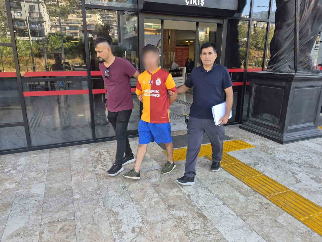 ANTALYA’NIN ALANYA İLÇESİNDE DANİMARKA UYRUKLU 54 YAŞINDAKİ KADIN TURİSTİ BACAĞINDAN BIÇAKLADIĞI...