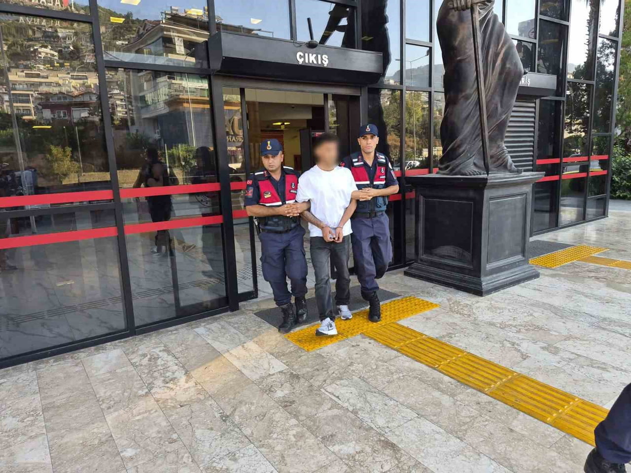 ANTALYA’NIN ALANYA İLÇESİNDE GECE SAATLERİNDE TRAFİK UYGULAMASI SIRASINDA POLİSE SİLAH DOĞRULTMASI...