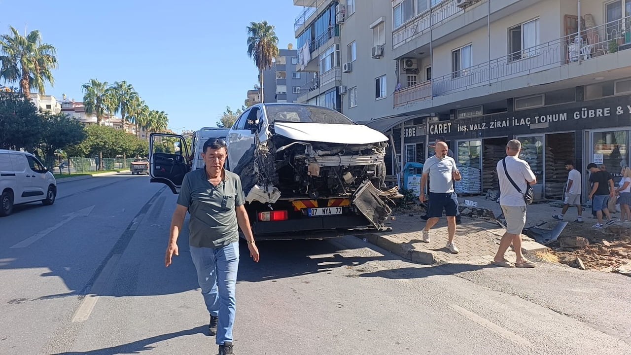 ANTALYA’NIN ALANYA İLÇESİNDE KONTROLDEN ÇIKAN OTOMOBİL, ÖNCE YOLUN KARŞISINA GEÇMEYE ÇALIŞAN GENÇ...