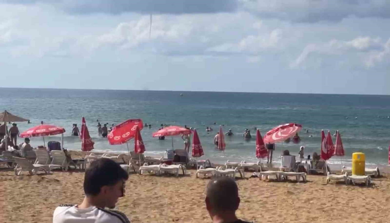ANTALYA’NIN ALANYA İLÇESİNDE SABAH SAATLERİNDE DENİZ ÜZERİNDE OLUŞAN HORTUM, VATANDAŞLAR VE...