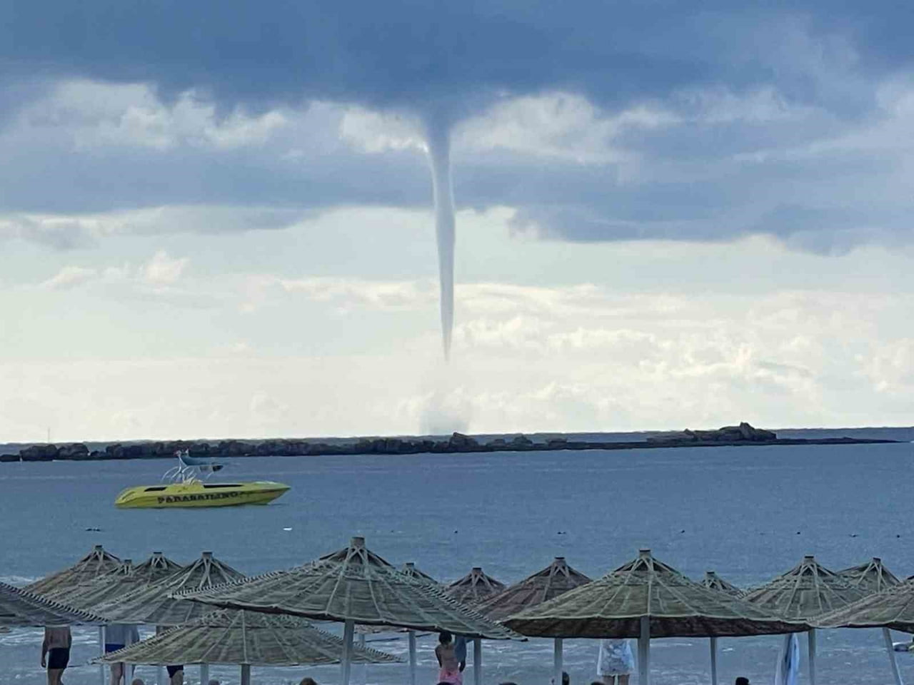 ANTALYA’NIN ALANYA İLÇESİNDE SABAH SAATLERİNDE DENİZ ÜZERİNDE OLUŞAN HORTUM, VATANDAŞLAR VE...