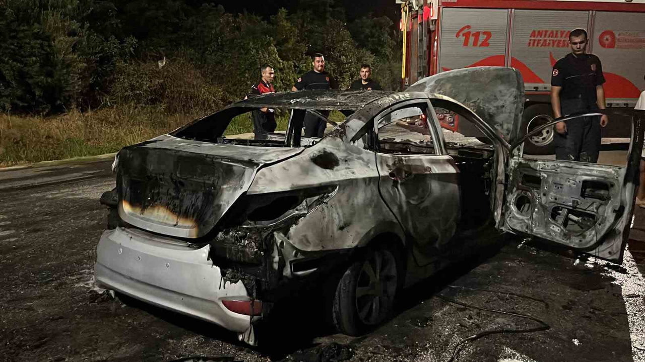 ANTALYA’NIN ALANYA İLÇESİNDE SEYİR HALİNDEYKEN MOTOR KISMINDAN DUMANLAR YÜKSELEN OTOMOBİL, ÇIKAN...