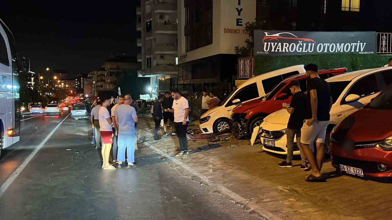 ANTALYA’NIN ALANYA İLÇESİNDE SÜRÜCÜSÜNÜN DİREKSİYON HAKİMİYETİNİ KAYBETTİĞİ OTOMOBİL, YOL...