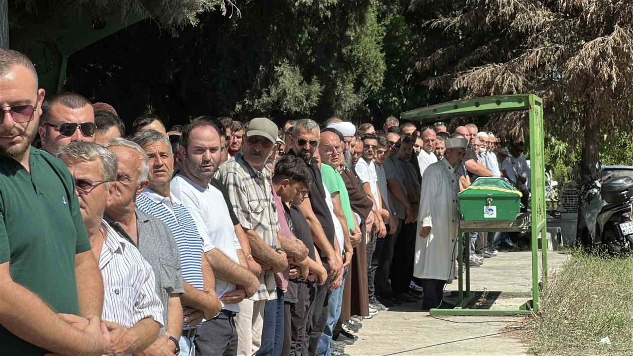ANTALYA’NIN ALANYA İLÇESİNDEKİ OTEL İSKELESİNDEN YAKLAŞIK 50 SANTİMETRELİK SIĞ SUYA BALIKLAMA...
