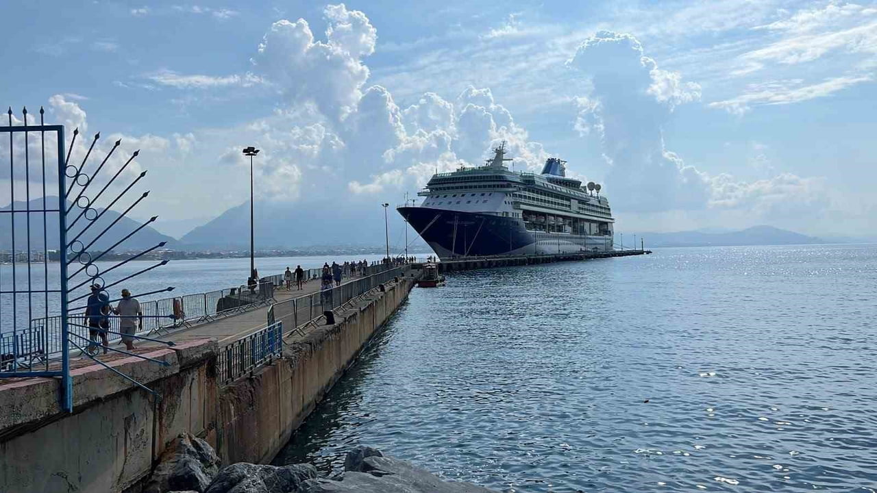 ANTALYA’NIN ALANYA İLÇESİNE MALTA BANDIRALI 264 METRE UZUNLUĞUNDAKİ MARELLA DİSCOVERY İSİMLİ...