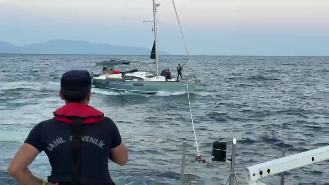 ANTALYA’NIN DEMRE İLÇESİNDE MOTOR ARIZASI NEDENİYLE SÜRÜKLENEN VE İÇERİSİNDE İSRAİL UYRUKLU 2...