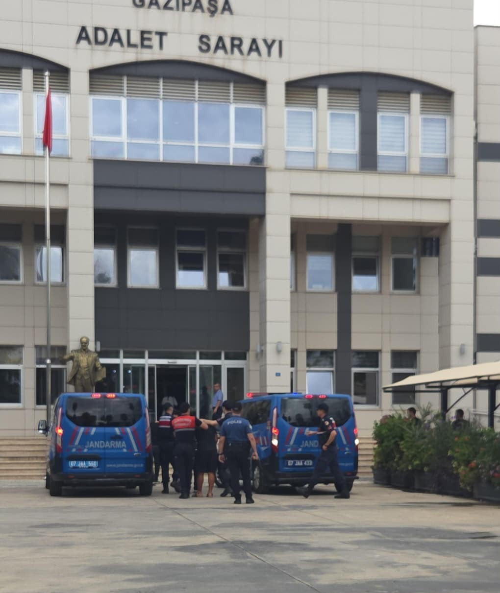 ANTALYA’NIN GAZİPAŞA İLÇESİNDE, GÖREVLİ POLİS MEMURU İLE VETERİNER HEKİMİN DARBEDİLDİĞİ OLAYDA...