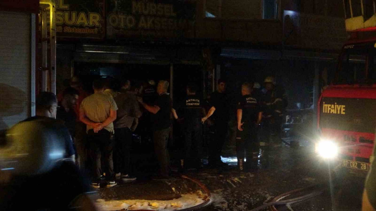 ANTALYA’NIN KEPEZ İLÇESİNDE OTOMOBİL AKSESUARI VE OTOMOBİL BOYASI SATAN İKİ İŞ YERİNDE ÇIKAN...