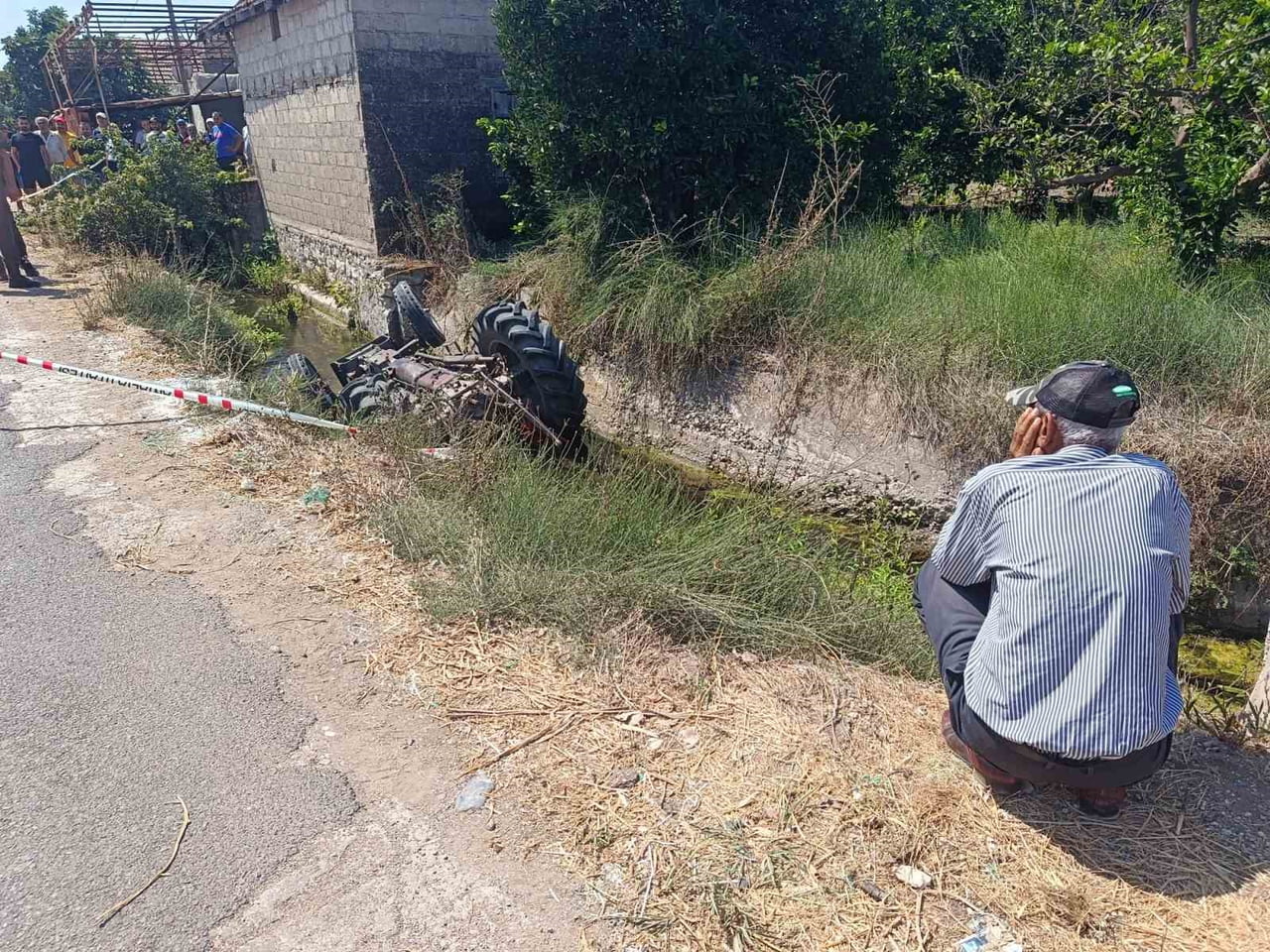 ANTALYA’NIN KUMLUCA İLÇESİNDE TRAKTÖRÜN KANALA DÜŞMESİ SONUCU MEYDANA GELEN TRAFİK KAZASINDA BİR...