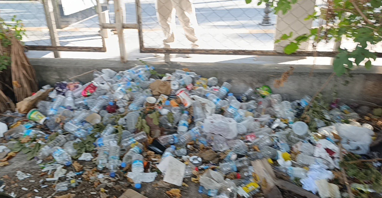 ANTALYA’NIN MANAVGAT İLÇESİNDE BOŞ ARAZİ BİR TARAFTAN OTOPARK OLARAK KULLANILIRKEN, BİR TARAFTAN...