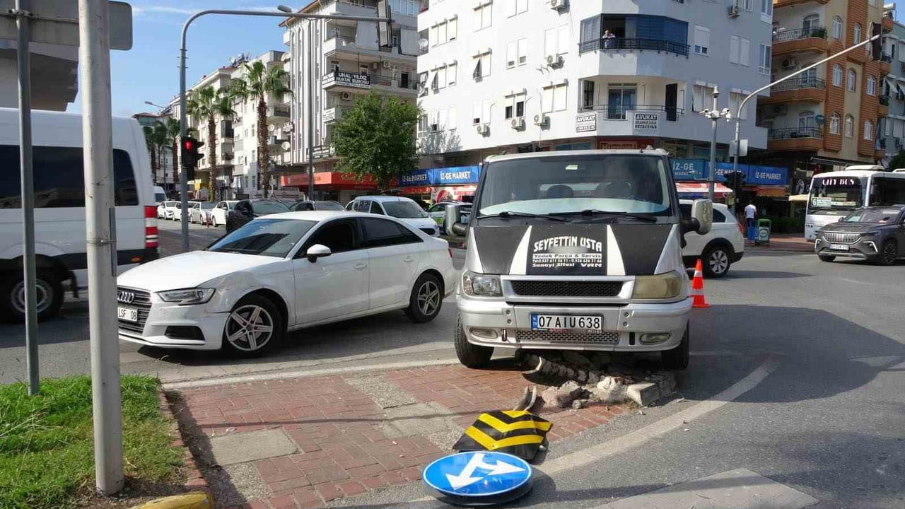 ANTALYA’NIN MANAVGAT İLÇESİNDE KAPALI KASA KAMYONET İLE OTOMOBİL ÇARPIŞTI. KAZA ANI GÜVENLİK...