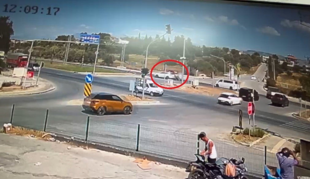 ANTALYA’NIN MANAVGAT İLÇESİNDE KIRMIZI IŞIKTA GEÇEN ARACA, MOTOSİKLETİN ÇARPMASI SONUCU MEYDANA...