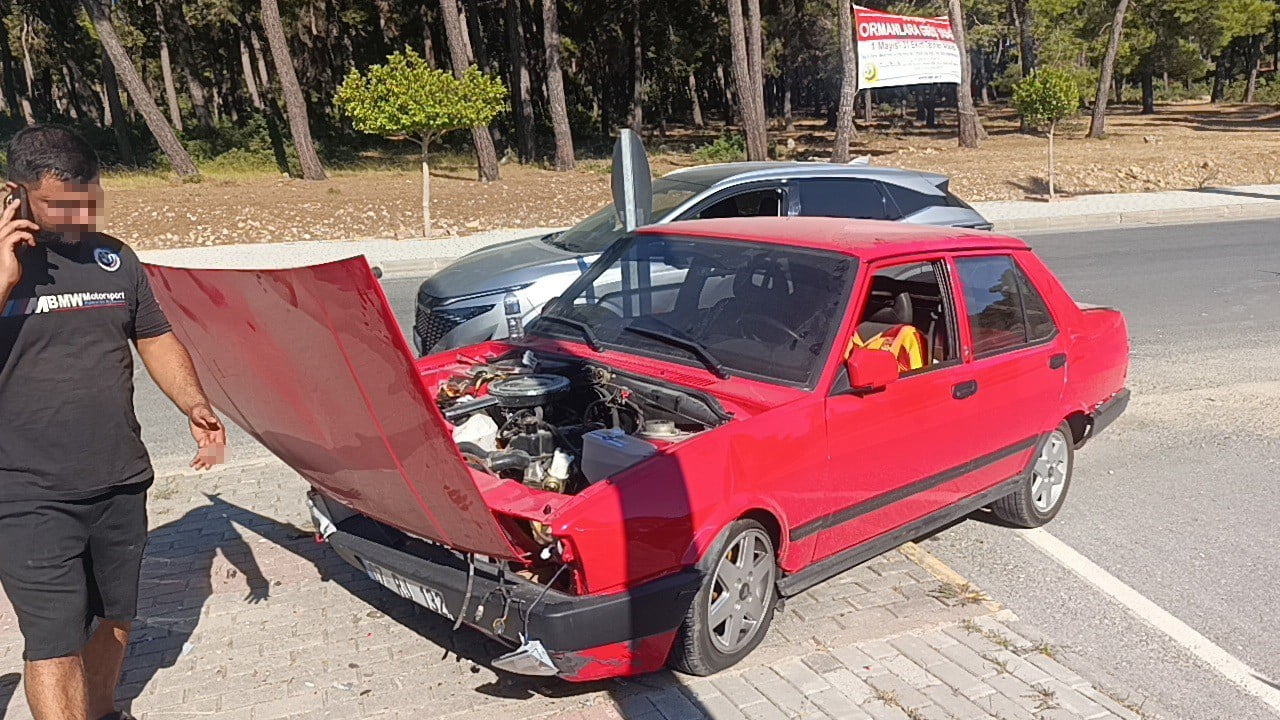 ANTALYA’NIN MANAVGAT İLÇESİNDE MEYDANA GELEN TRAFİK KAZASINDA ŞANS ESERİ KİMSENİN BURNU BİLE...