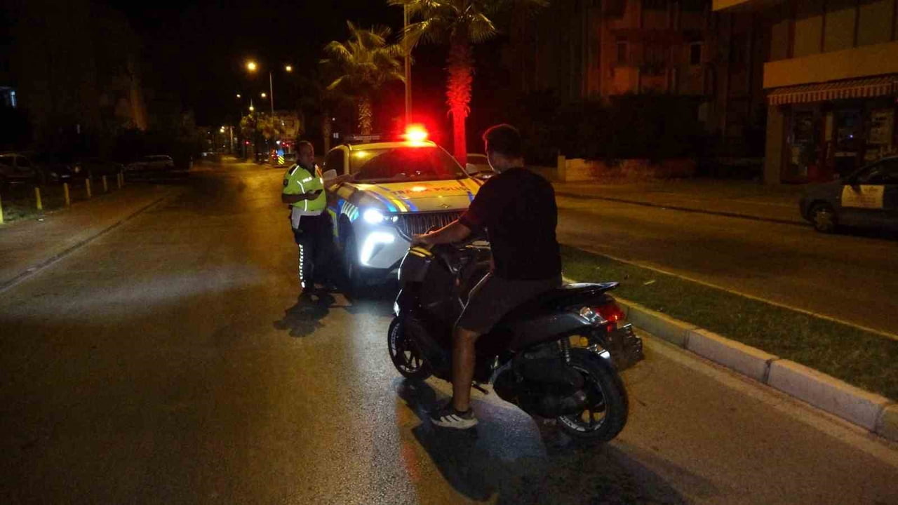 ANTALYA’NIN MANAVGAT İLÇESİNDE MOTOSİKLETİN ÖN TEKERLERİNİ KALDIRARAK TERS YÖNDEN GELEN MOTOSİKLET...