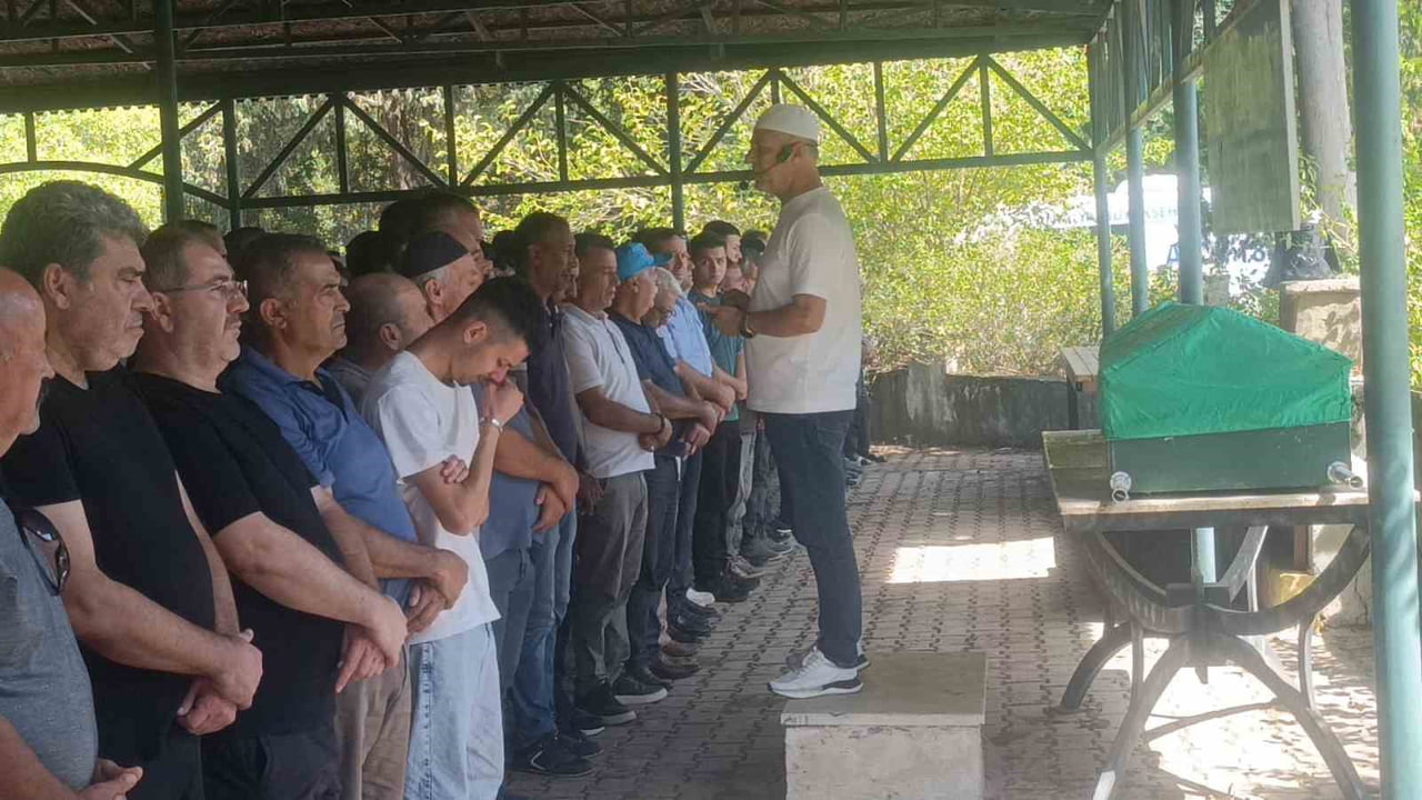 ANTALYA’NIN MANAVGAT İLÇESİNDE MOTOSİKLETİYLE, FOLKLİFTE ÇARPARAK HAYATINI KAYBEDEN 17 YAŞINDAKİ...