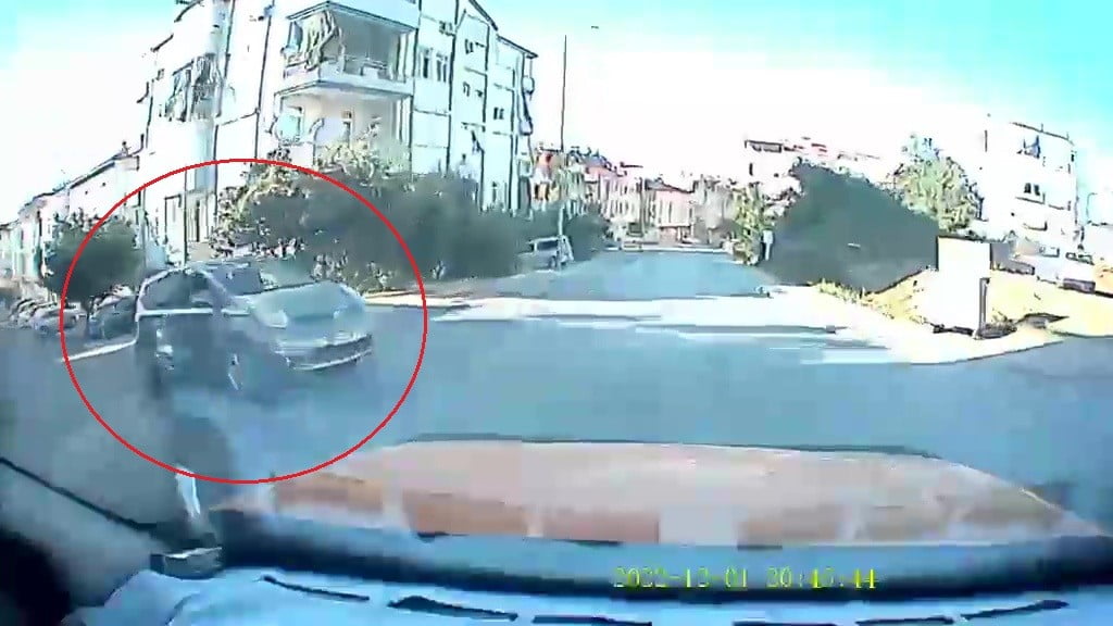 ANTALYA’NIN MANAVGAT İLÇESİNDE OTOMOBİL TİCARİ TAKSİYE YANDAN ÇARPTI. ARAÇ KAMERASINA SANİYE...