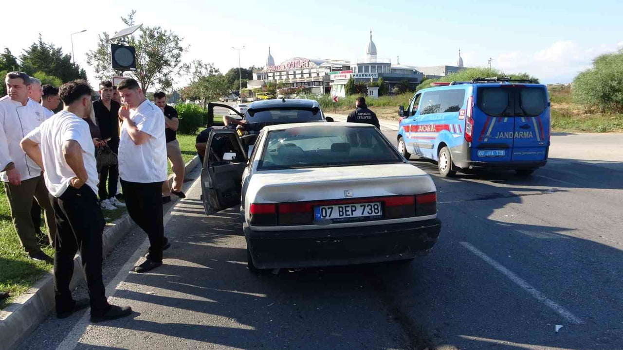 ANTALYA’NIN MANAVGAT İLÇESİNDE OTOMOBİLİN ÖNÜNDEKİ ARACA ARKADAN ÇARPMASI SONUCU MEYDANA GELEN...