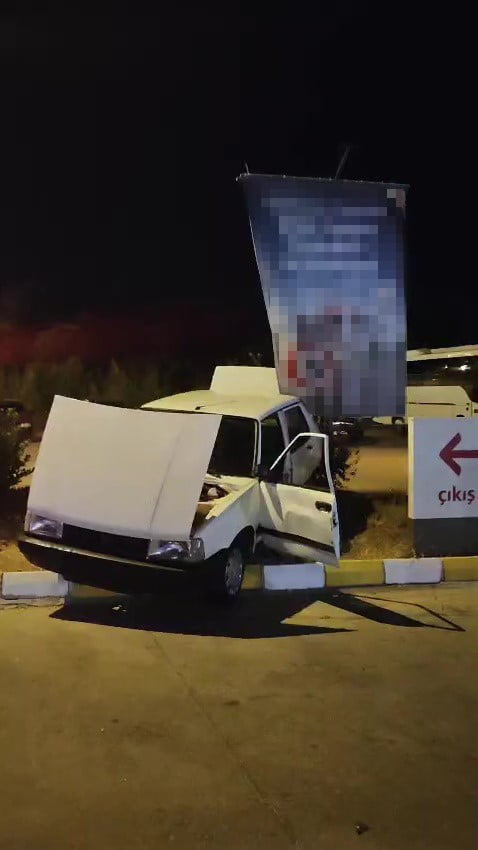ANTALYA’NIN MANAVGAT İLÇESİNDE UYARI LEVHASINI DİKKATE ALMAYARAK ‘U’ DÖNÜŞÜ YAPMAK İSTEYEN...
