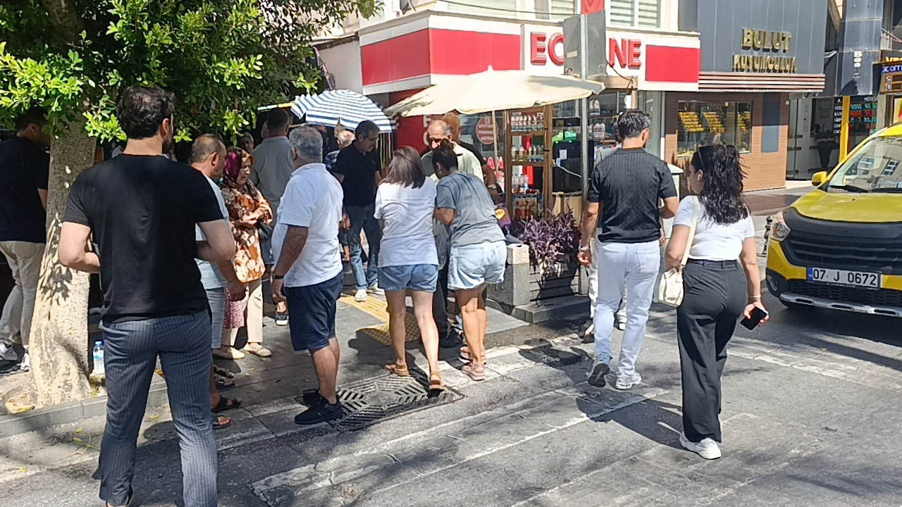 ANTALYA’NIN MANAVGAT İLÇESİNDE YAYALARA YOL VEREN ARAÇLARIN ARASINDAN HIZLA GEÇEREK YAYA...