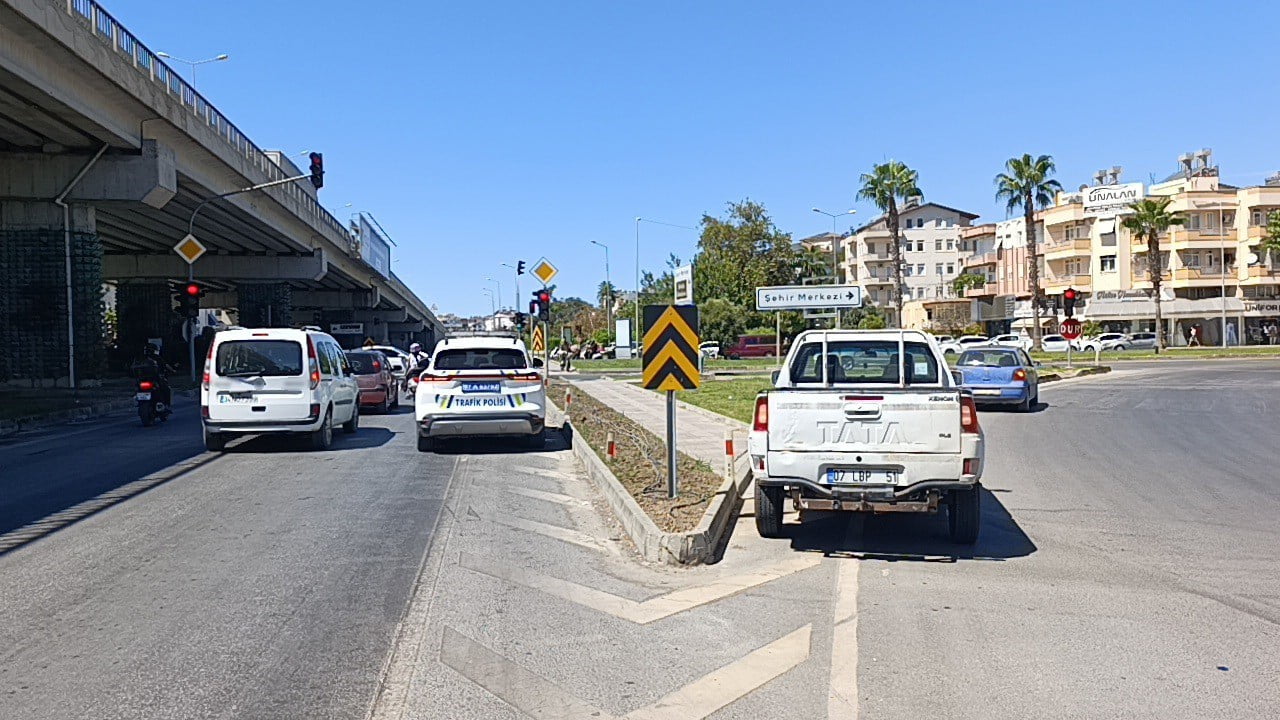 ANTALYA’NIN MANAVGAT İLÇESİNDE YOL ÜZERİNDE İÇERİSİNDE SÜRÜCÜSÜ BULUNMAYAN PARK HALİNDEKİ KAMYONET...