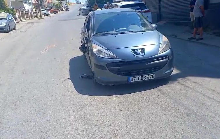 ANTALYA’NIN MANAVGAT İLÇESİNDE YOLUN KARŞISINA GEÇMEK İSTEYEN YAYAYA OTOMOBİLİN ÇARPTIĞI TRAFİK...
