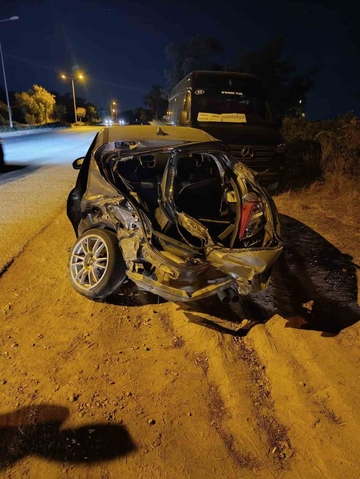 ANTALYA’NIN MANAVGAT İLÇESİNDE YOLUNDA KARŞI ŞERİDE GEÇEN OTOMOBİLİN TUR OTOBÜSÜNE ÇARPTIĞI KAZADA...