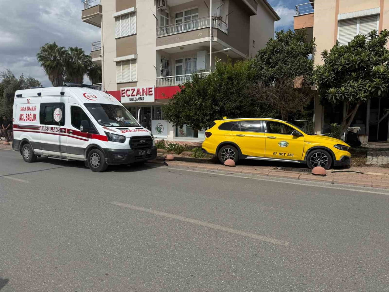 ANTALYA’NIN SERİK İLÇESİNDE TİCARİ TAKSİ İLE HAFİF TİCARİ ARACIN ÇARPIŞMASI SONUCU MEYDANA GELEN...