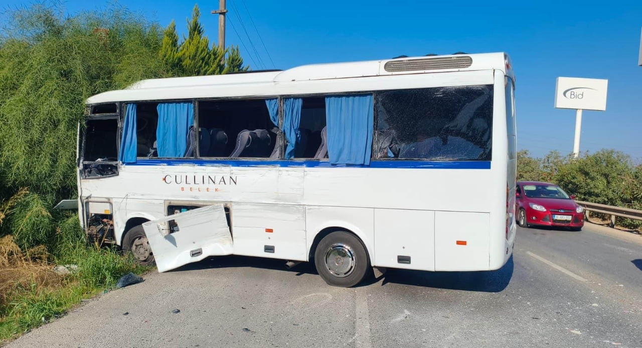 ANTALYA’NIN SERİK İLÇESİNDE TUR OTOBÜSÜ İLE SERVİS MİNİBÜSÜNÜN ÇARPIŞMASI SONUCU MEYDANA GELEN...