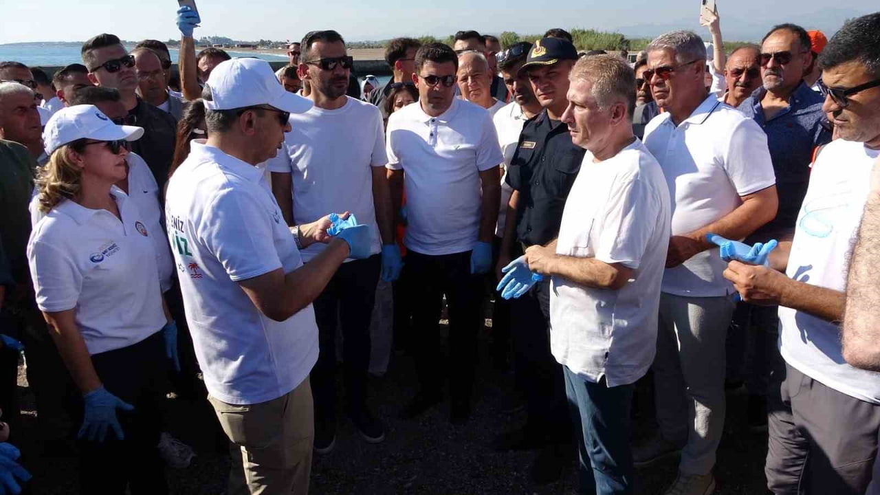 ANTALYA VALİSİ HULUSİ ŞAHİN, ULUALAN SAHİLİ'NDE KIYI TEMİZLİĞİ ETKİNLİĞİNE KATILDI