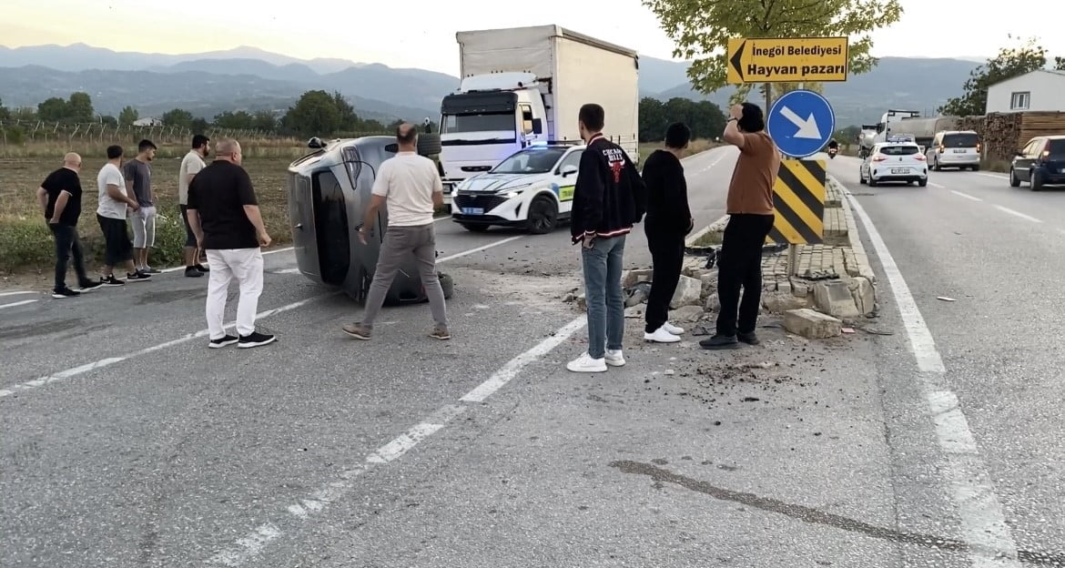 ARA SOKAKTAN ÇIKAN ARACA ÇARPMAMAK İÇİN REFÜJE DALDI O ANLAR KAMERADA