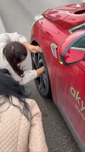 ARACI HAREKET ETTİRMEYEN OTOMOBİL SÜRÜCÜSÜ, UZUN UĞRAŞLAR SONUCU YAVRU KEDİYİ ÇIKARDI