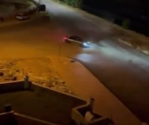 ARACIN DRİFT ATARAK TEHLİKE SAÇTIĞI ANLAR İSE CEP TELEFONU KAMERASINA YANSIDI.