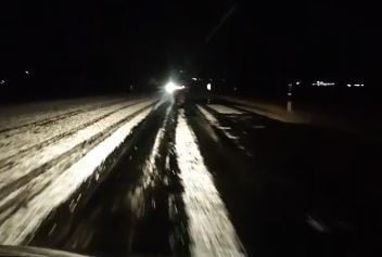 ARDAHAN'DADOLU YAĞIŞI SONRASI YOLLAR BEYAZA BÜRÜNDÜ. (OLGUN YILDIZ/ARDAHAN-İHA)