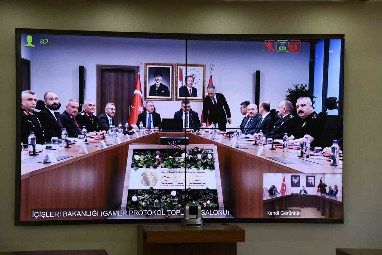 ARDAHAN VALİSİ YAMLI, YURT GÜVENLİĞİ VKS TOPLANTISINA KATILDI. (OLGUN YILDIZ/ARDAHAN-İHA)