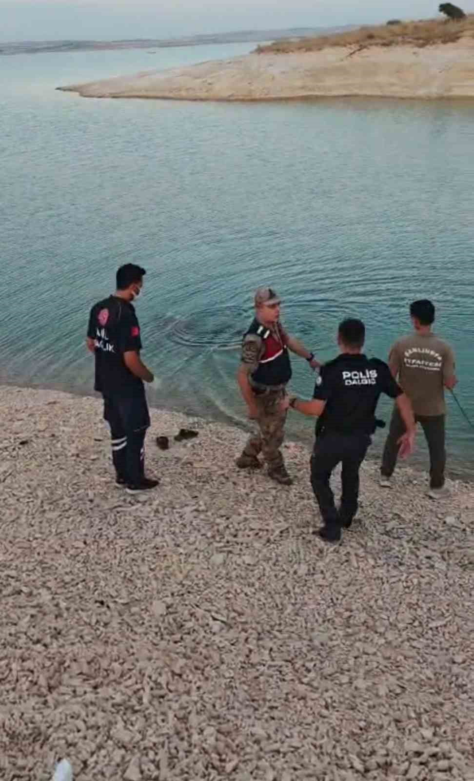 ARKADAŞLARINI HABER VERMESİ ÜZERİNE BÖLGEYE JANDARMA, İTFAİYE VE SUALTI ARAMA KURTARMA POLİSLERİ...