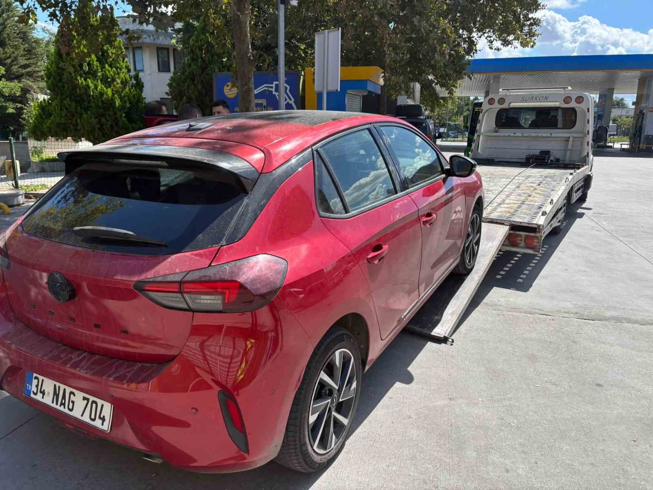 ARNAVUTKÖY'DE BİR VATANDAŞ, TRAFİKTE ART ARDA ŞERİT DEĞİŞTİREREK MAKAS ATAN 2 OTOMOBİLİ...