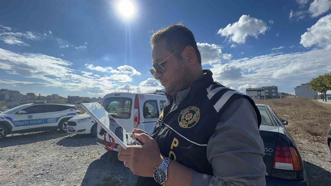 ARNAVUTKÖY'DE POLİS EKİPLERİ, YENİ EĞİTİM ÖĞRETİM DÖNEMİNİN BAŞLAMASIYLA BİRLİKTE ÖĞRENCİLERİN...