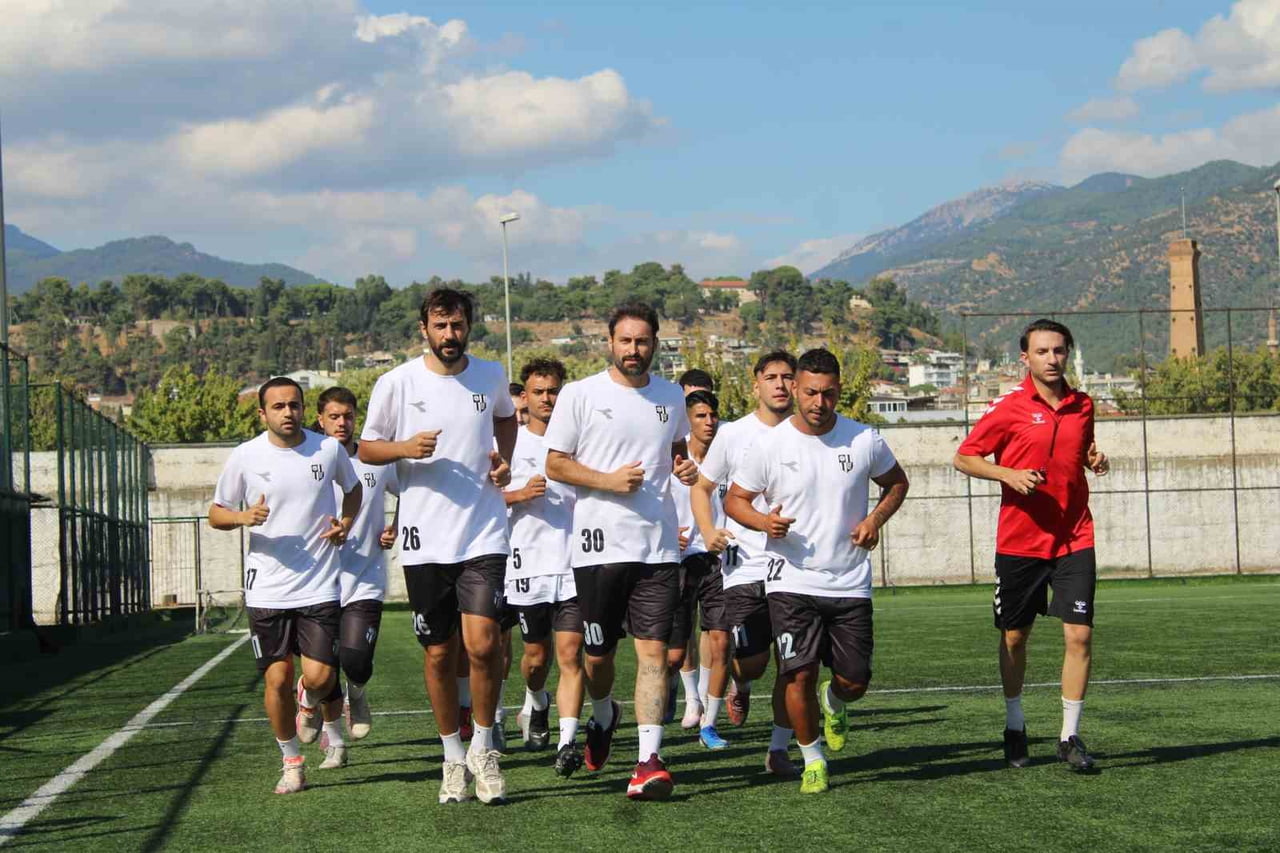 (ARŞİV FOTO) - BÖLGESEL AMATÖR LİG EKİPLERİNDEN AYDINSPOR, GEÇEN SEZON SİYAH-BEYAZLI FORMAYI GİYEN...