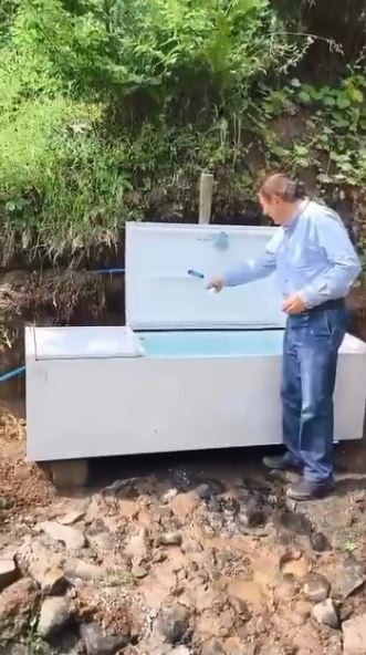 ARTVİN’DE 3 ARKADAŞ, KÖY YOLUNDAN GEÇEN VATANDAŞLARIN SU İHTİYACINI KARŞILAMAK AMACIYLA...