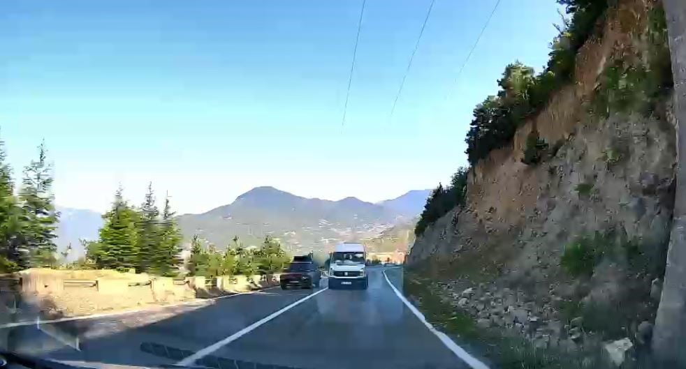 ARTVİN’DE HATALI SOLLAMA YAPARAK KARŞI ŞERİDE GEÇEN YOLCU MİNİBÜSÜ, KARŞI YÖNDEN GELEN OTOMOBİLLE...