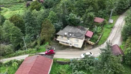 Artvin’de iki katlı evin altından çıkan su görenleri şaşkına çeviriyor