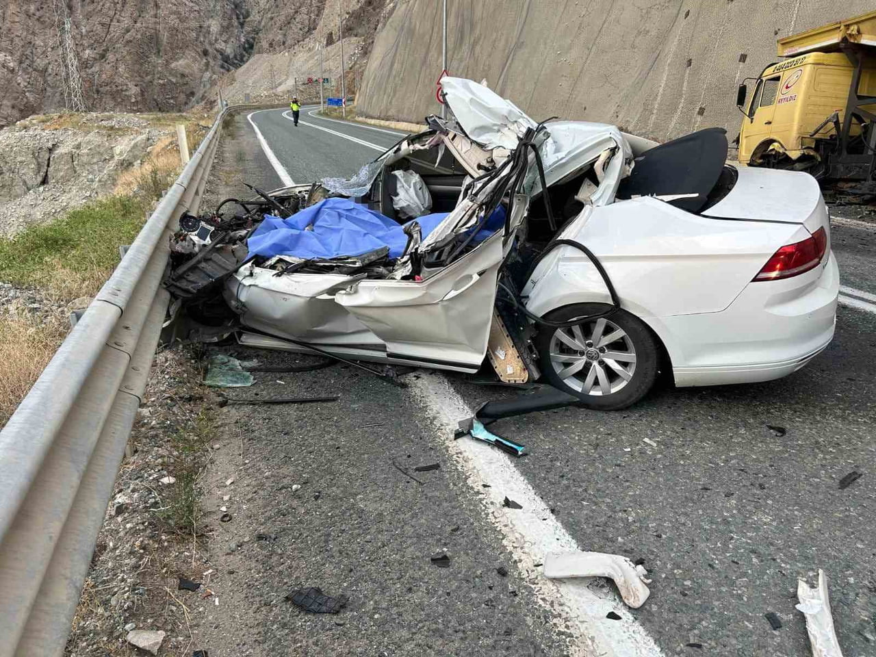 ARTVİN-ERZURUM KARA YOLUNDA OTOMOBİL İLE KAMYONUN KARŞILIKLI ÇARPIŞMASI SONUCU MEYDANA GELEN...