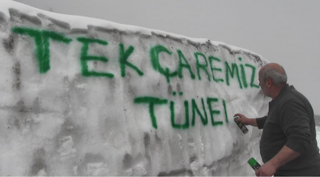ARTVİN’İN BORÇKA İLÇESİNDE KIŞ AYLARINDA KAR KALINLIĞININ YER YER 4 METREYE ULAŞTIĞI MACAHEL...