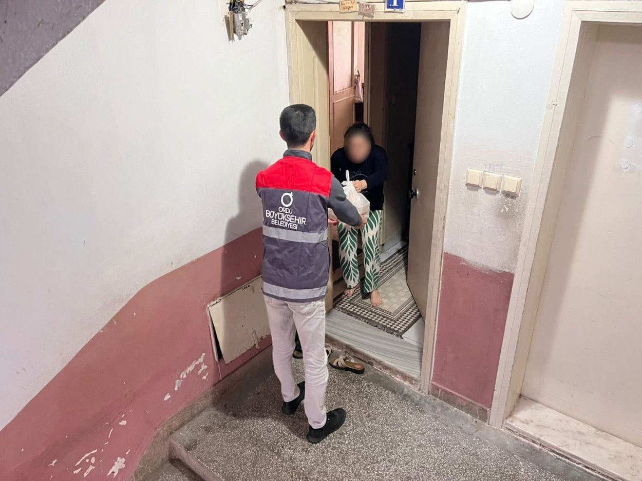 AŞEVİNDE HİJYENİK KOŞULLARDA HAZIRLANAN YEMEKLER, GÜNLÜK OLARAK PAKETLENEREK EKİPLER TARAFINDAN...