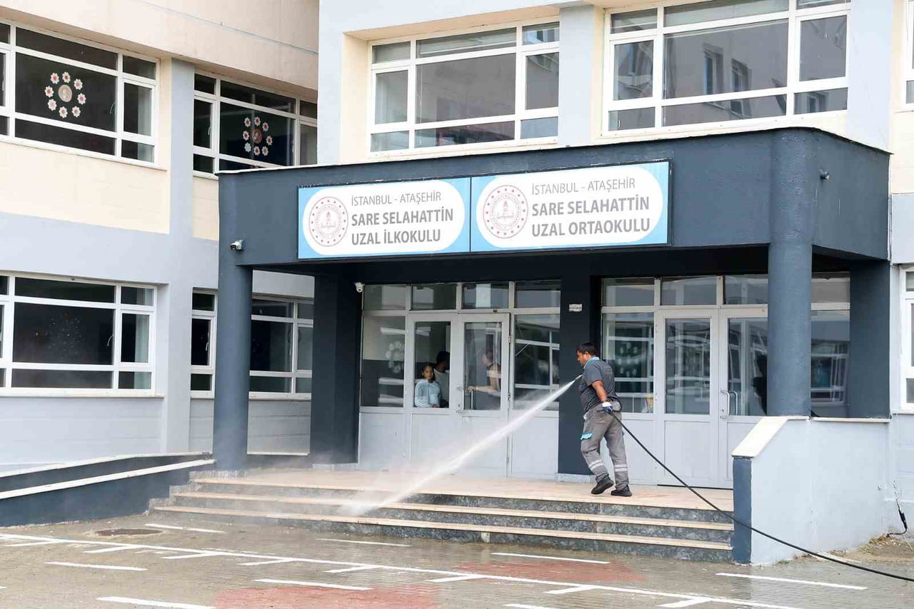 ATAŞEHİR’DE OKULLAR TEMİZLENEREK YENİ EĞİTİM DÖNEMİNE HAZIRLANIYOR