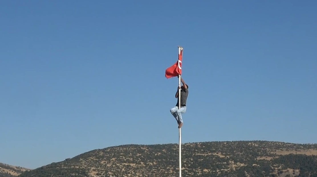 AVANDA KALESİ'NE GELEN GENÇ, DİREĞE DOLANAN TÜRK BAYRAĞINI GÖRÜNCE AYAKKABILARINI ÇIKARARAK DİREĞE...